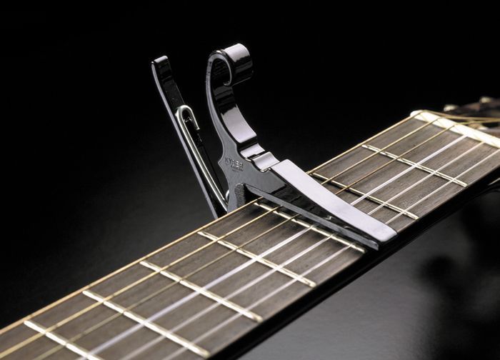 Retail Packed Adagio PRO DELUXE CAPO Suitable For Acoustic & Electric Guitars With Quick Release And Peg Puller In Silver RRP £ 10.99